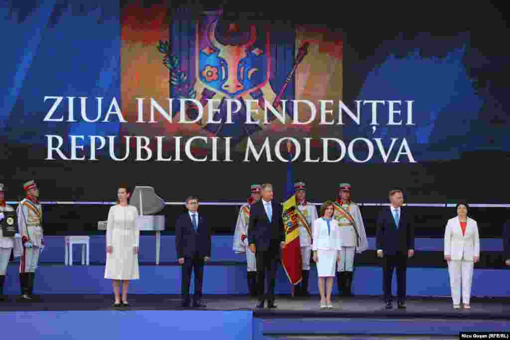 Din cauza vremii cețoase, președintele Klaus Iohannis și delegația română au ajuns cu întârziere la manifestații, iar președintele Ucrainei, Volodimir Zelenski, spre final