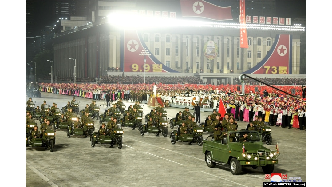 Imaginea aceasta a fost furnizată de către presa centrală a Coreei de Nord, potrivit căreia fotografia imortalizează personalul militar participând la parada aniversară a statului comunist.