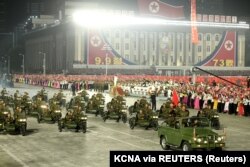 Imaginea aceasta a fost furnizată de către presa centrală a Coreei de Nord, potrivit căreia fotografia imortalizează personalul militar participând la parada aniversară a statului comunist.