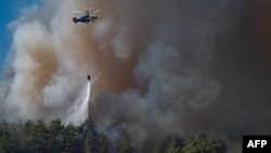 Tűzoltó helikopter a törökországi Marmaris közelében 2021. augusztus 2-án