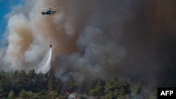 Zjarri në Mugla, rrethi Marmaris, Turqi. 2 gusht 2021. Zjarret që përfshinë Turqinë që nga 28 korriku kanë shkatërruar pjesë të mëdha të pyjeve dhe kanë detyruar evakuimin e banorëve dhe turistëve.