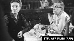 Miticii intelectuali francezi Simone de Beauvoir și Jean-Paul Sartre într-o cafenea din Paris, fotografie datată din 27 mai 1970. În Franța, cafeneaua este o autentică instituție iar chelnerii sunt văzuți ca fiind niște gardieni ai tradițiilor culinare.