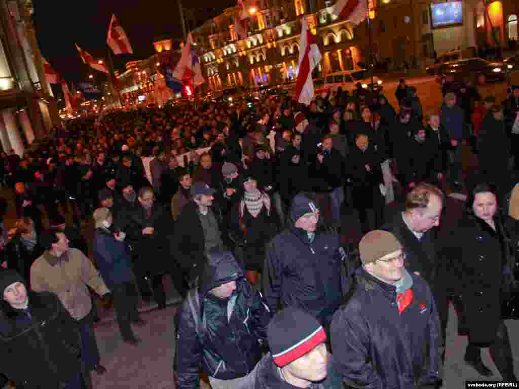 Міліцыя не перашкаджае, толькі просіць не выходзіць на праезную частку.