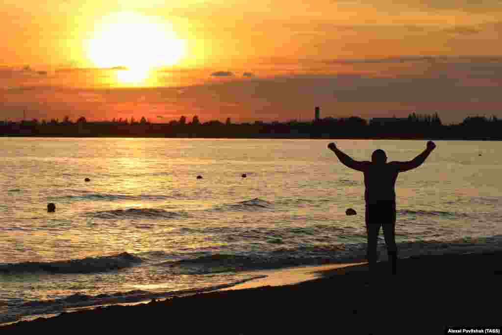 Захід сонця на пляжі в Євпаторії, жовтень 2020 року