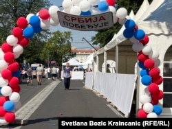 Šatori u centru Beograda i slogan naprednjaka "Srbija pobeđuje".