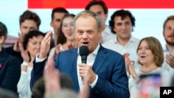 Donald Tusk támogatóihoz beszél pártja székházában, Varsóban 2023. október 15-én