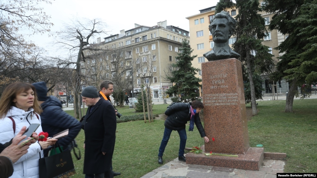 Хора отбелязват 21 февруари пред паметника на Димитър Гичев до църквата Св. Седмочисленици в София. Бюстът в негова памет е поставен тук през 2000 г. Димитър Гичев (1893-1964) е земеделец, който на два пъти е министър в първата половина на 30-те години. След преврата на 9 септември 1944 г. той е осъден от Народния съд на 1 година затвор за участие в демократичното и антифашистко правителство на Муравиев. След като излиза от затвора е арестуван отново и осъден на доживотен затвор. Освободен е през 1960 г. Умира забравен на 26 април 1964 г.