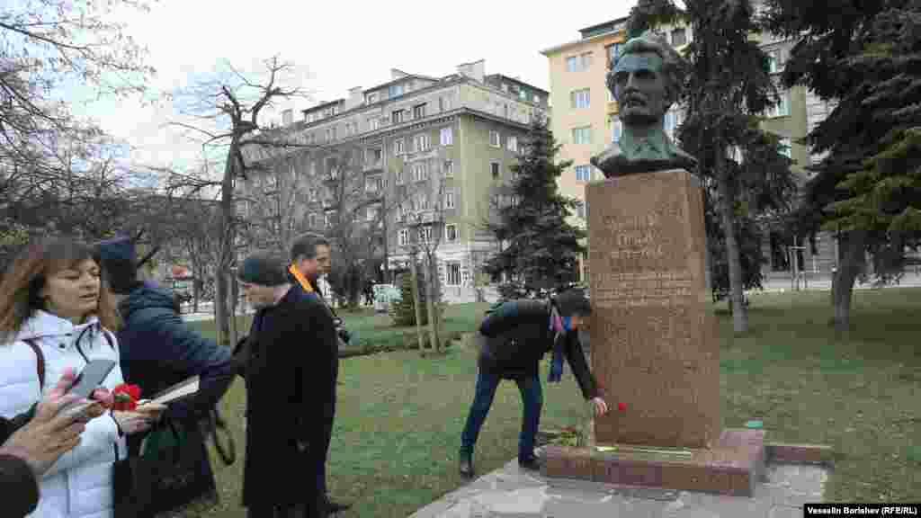 Хора отбелязват 21 февруари пред паметника на Димитър Гичев до църквата Св. Седмочисленици в София. Бюстът в негова памет е поставен тук през 2000 г. Димитър Гичев (1893-1964) е земеделец, който на два пъти е министър в първата половина на 30-те години. След преврата на 9 септември 1944 г. той е осъден от Народния съд&nbsp;на 1 година затвор за участие в демократичното и антифашистко правителство на Муравиев. След като излиза от затвора е арестуван отново и осъден на доживотен затвор. Освободен е през 1960 г. Умира забравен на 26 април 1964 г.