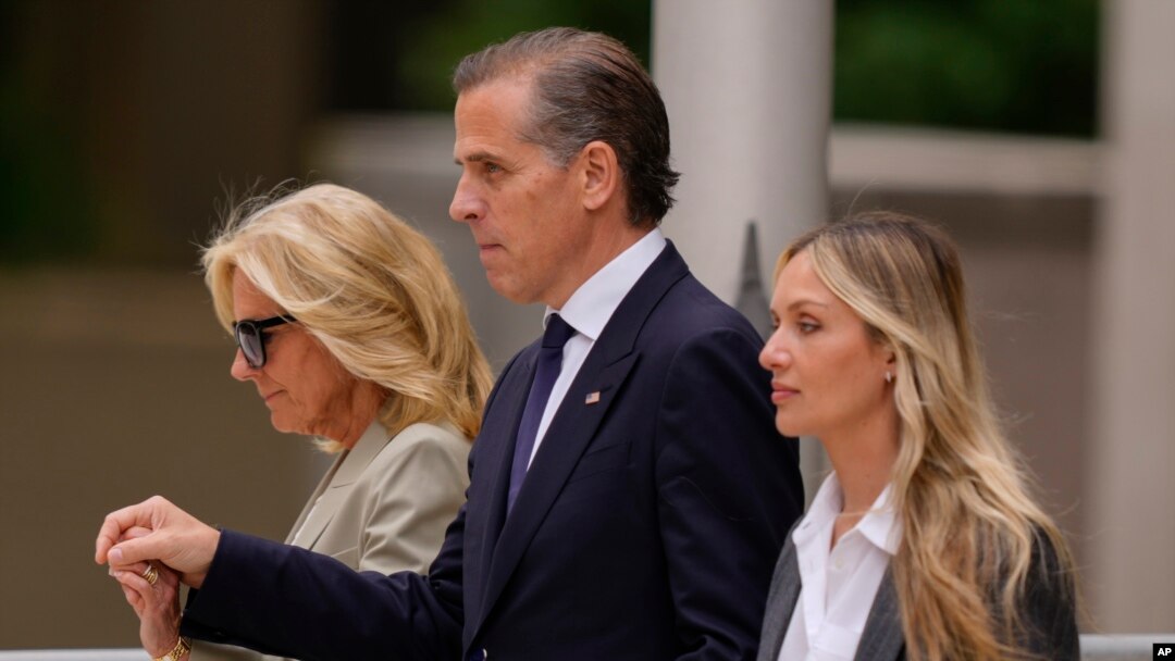 Hunter Biden, cu mama (stânga) și soția, ieșind din sala de judecată după pronunțarea verdictului, la 11 iunie 2024. 