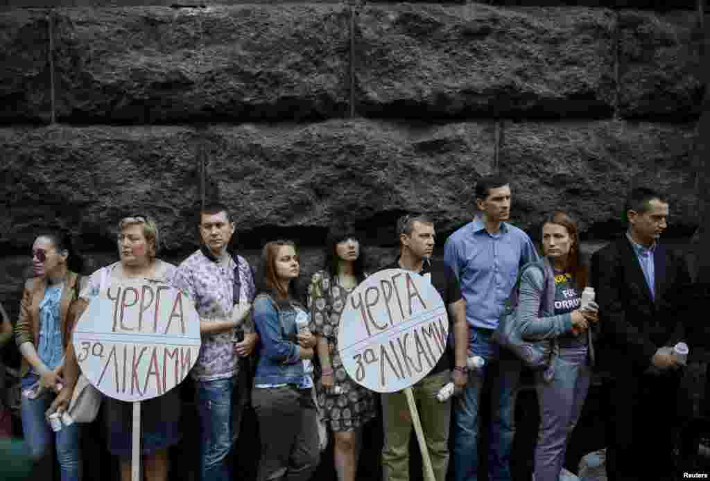 Учасники акції &laquo;Черга за лікуванням у Кабмін. 30 тисяч смертельно хворих залишили без лікування&raquo;. Учасники заходу висловили занепокоєння з приводу того, що Міністерство охорони здоров&#39;я України не закупило ліки, а Кабінет Міністрів України не проконтролював виконання державних програм з лікування, через що 30 тисяч ВІЛ-інфікованих українців залишилися без необхідних ліків. Київ, 1 липня 2015 року.