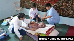 "Дени сак эл" уюмунун дарыгерлери акысыз жардам көрсөтүп жаткан учур. Ош, 2018-жыл. 