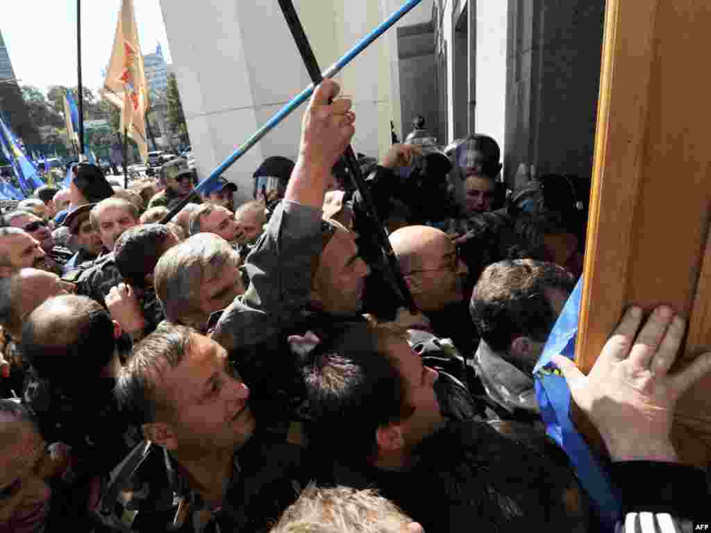 Ukrajina - Ratni veterani pokušali nasilno ući u zgradu parlamenta, 20.09.2011. Foto: AFP / Sergei Supinsky 