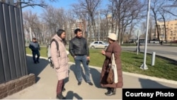 Бермет Бөрүбаева (солдо) жана Төлөкан Исмаилова (оңдо) сурактан кийин. Бишкек. 13-март, 2026-жыл.