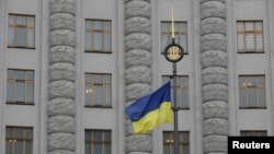 Flamuri i ukrainës pranë ndërtesës së Qeverisë në Kiev. 