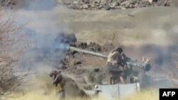 Borac lojalan jemenskoj vladi koju podržava Saudijska Arabija puca na položaje pobunjeničkih snaga Huti u regiji al-Kasara, sjeverozapadno od Mariba (28. juni 2021.)