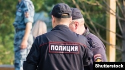 Бисёр кам иттифоқ меафтад, ки дар Русия кормандони идораи муҳоҷират ва маъмурони милисаро дар мусоидат ба кору муҳоҷирати ғайриқонунӣ муттаҳам карда, ба ҷавобгарӣ бикашанд