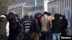Refugiați și migranți la punctul de înregistrare de pe insula greacă Lesbos
