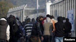 Архива - Бегалци и мигранти пристигнуваат на грчкиот остров Лезбос. 