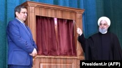 حسن روحانی (راست) رئیس‌جمهوری ایران و عبدالناصر همتی، رئیس سابق بانک مرکزی