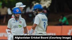 افغان لوبغاړي د زېمبابوې خلاف په ټېسټ لوبه کې توپوهنه کوي ـ پخوانی انځور