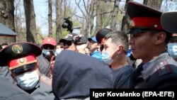 Bişkekde aýallaryň goragyna geçirilen protest. Arhiw suraty