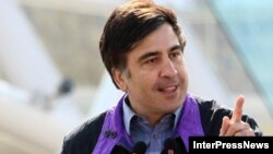 В интервью журналу “Time” президент Грузии сказал, что в развивающейся ситуации на Украине и в Киргизии видит руку Москвы