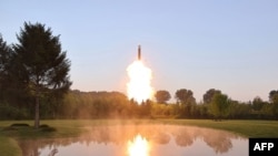 Fotografi e publikuar më 27 qershor 2024 nga agjencia shtetërore e Koresë së Veriut, KCNA, shfaq një raketë verikoreane gjatë testimit.