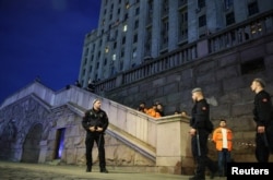 Москва марказидаги осмонўпар бино ёнида портлаш содир бўлган ҳудуд полиция томонидан ўраб олинган. 2026 йил 1 август. Reuters сурати.