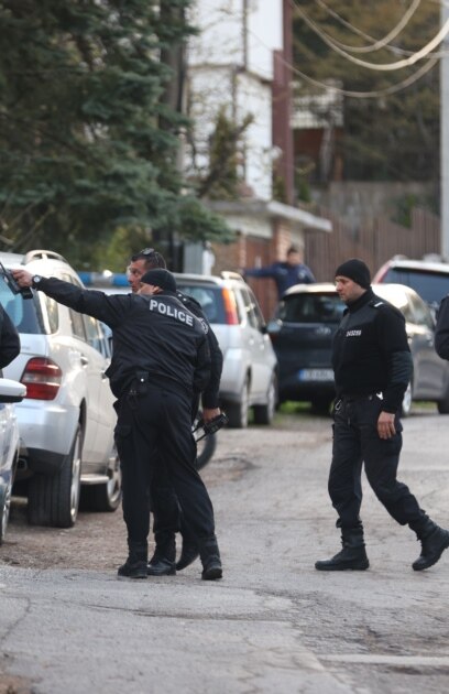 Партиен лидер се връща изненадващо в скъп имот обитаван от