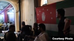 Смена властной команды в Абхазии в 2014-м произошла в результате двухходовки, так же, как и почти десятилетие назад. И от первого хода, т.е. народного схода 27 мая, до второго – выборов 24 августа – прошло три месяца