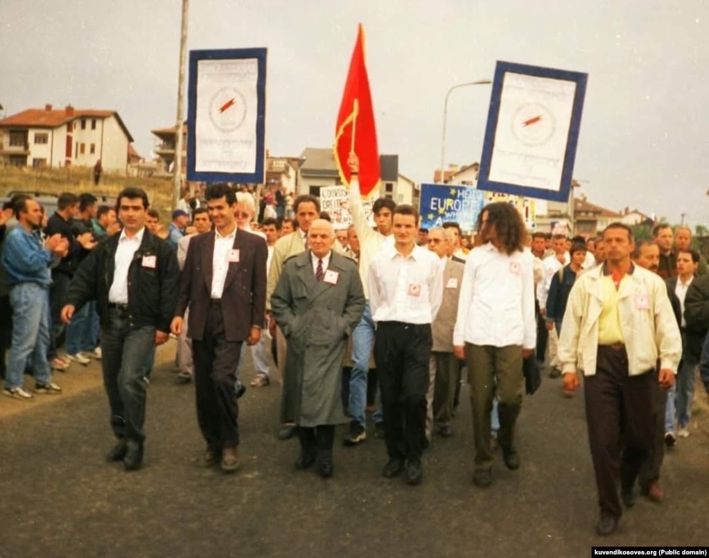 Protesta e studentëve më 1 tetor 1997. Fotografi e publikuar në uebsajtin zyrtar të Kuvendit të Kosovës.