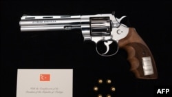 ნატოს სამიტზე თურქეთის პრეზიდენტის, რეჯეპ ტაიპ ერდოანის მიერ ლიეტუვის პრეზიდენტის, გიტანას ნაუსედასთვის  მირთმეული რევოლვერი, რომელიც წარმოდგენილი იყო პრესკონფერენციაზე ვილნიუსში. 9 ივლისი, 2026 წელი 