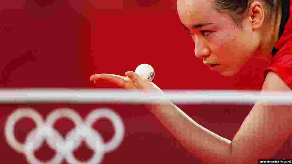 A japán Mima Ito a thaiföldi Suthasini Sawettabutnak szervál az asztalitenisz nyolcaddöntőjében.&nbsp;Itónak ez a második olimpiája. Még csak 15 éves volt, amikor Rióban bronzot szerzett a japán női csapattal