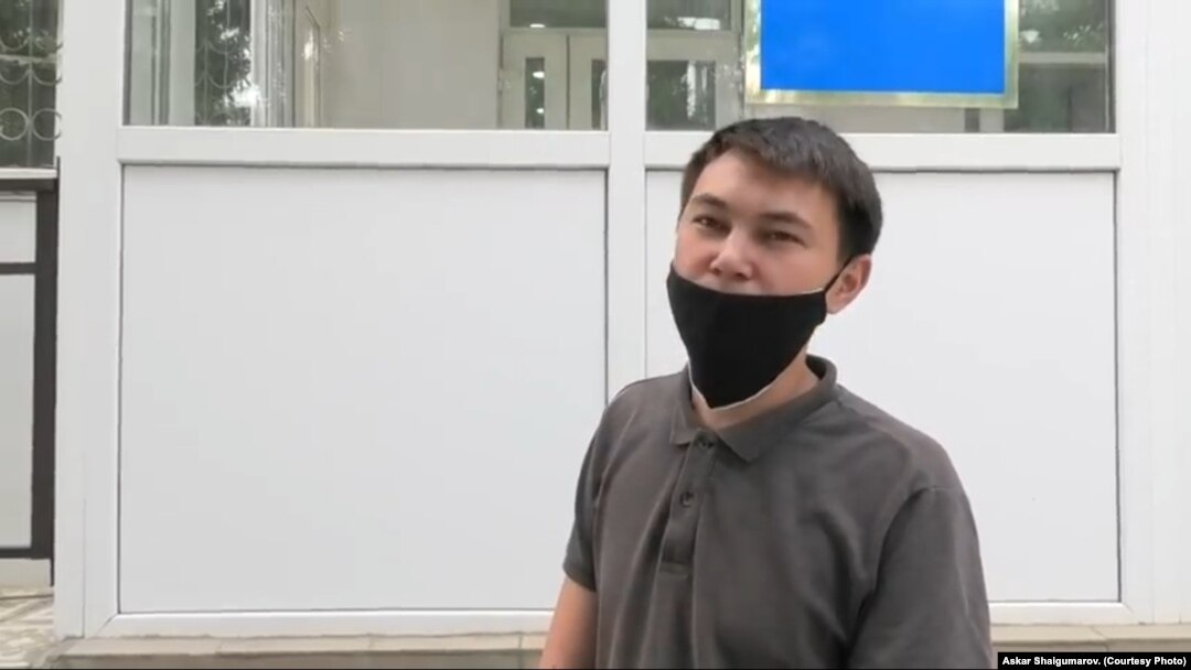 Күйеуі мен дилдосы бар әйел Бастық пен тазалаушы әйелдің порносы