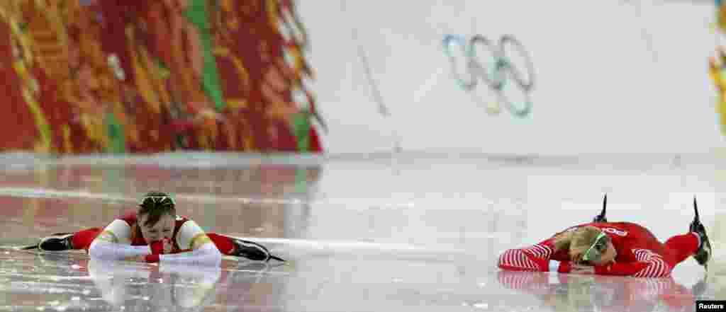 Natalia Czerwonka of Poland (left) and teammate Katarzyna Wozniak react after finishing second in their women&#39;s speed skating team pursuit final.