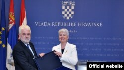 Jadranka Kosor predaje disk sa Acquis communitaire Mirku Cvetkoviću