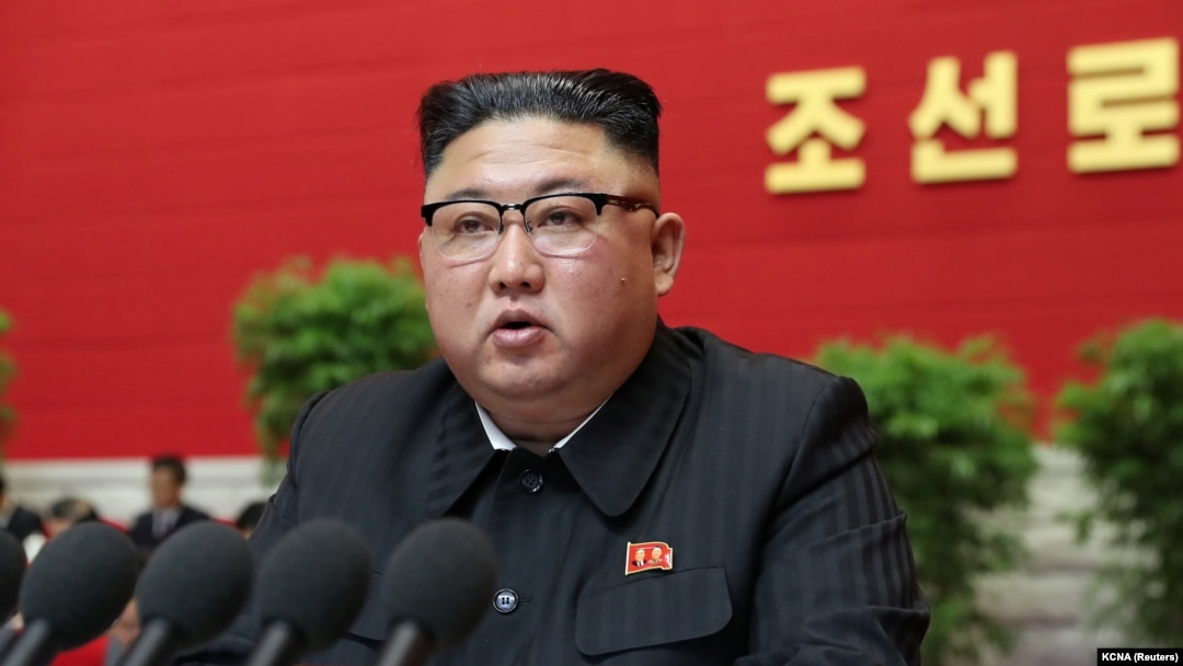 Kim Jong-un, împotriva blugilor skinny și a oricăror însemne pe care le numește „anti-socialiste” - dar și împotriva filmelor și a videoclipurilor occidentale - în noua lege cu care vrea să reprime nevoia oamenilor de a se informa, de a se conecta la lumea exterioară.