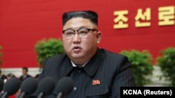 Kim Jong-un, împotriva blugilor skinny și a oricăror însemne pe care le numește „anti-socialiste” - dar și împotriva filmelor și a videoclipurilor occidentale - în noua lege cu care vrea să reprime nevoia oamenilor de a se informa, de a se conecta la lumea exterioară.