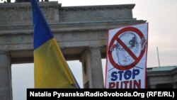 Акция против войны на Украине в центре Берлина у Бранденбургских ворот 