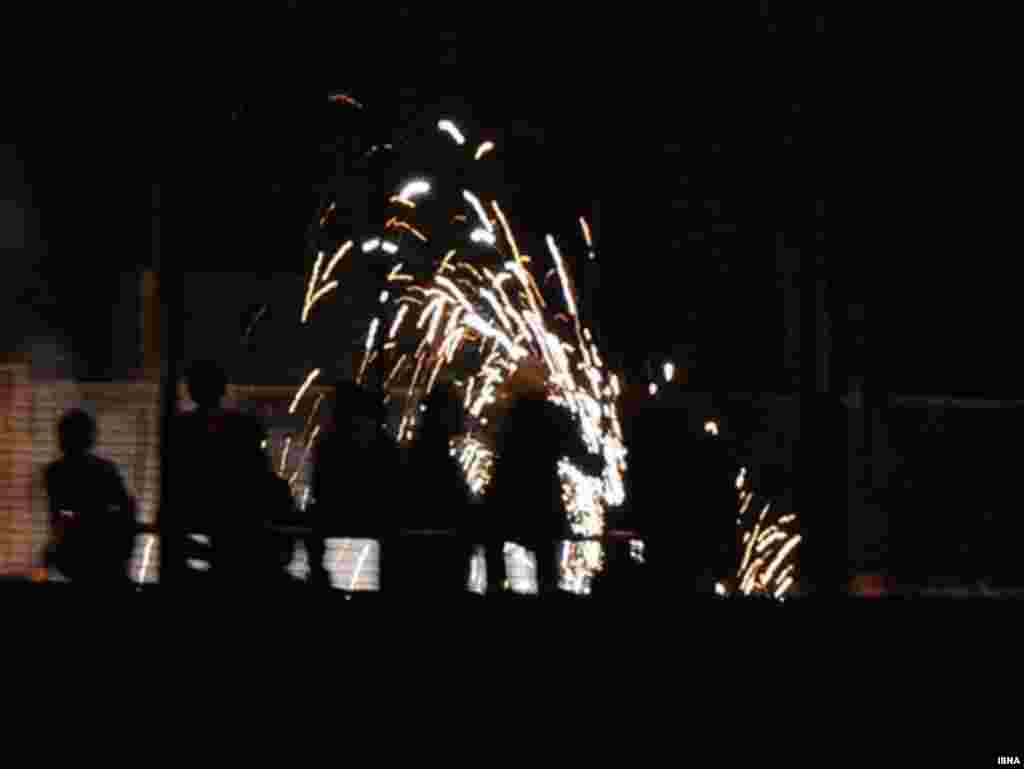 Iran - Tradicionalni vatromet uoči Norouza, iranske Nove godine,16.03.2010.