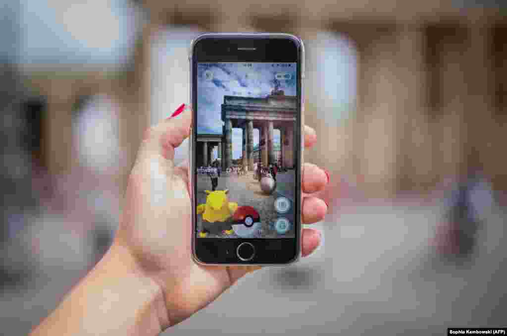 پوکمون گو یکی از داغترین خبرهای تکنولوژی چند ماه گذشته بود.&nbsp;شرکت اپل اعلام کرد که بازی &laquo;پوکمون گو&raquo; رکورد تعداد دانلود&zwnj;ها را در بازار آی&zwnj;تونز شکسته است. این بازی در ایران فیلتر شد.