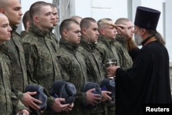 Священник РПЦ благословляет новобранцев на военную службу в российской армии. Севастополь, 22 октября 2025 года