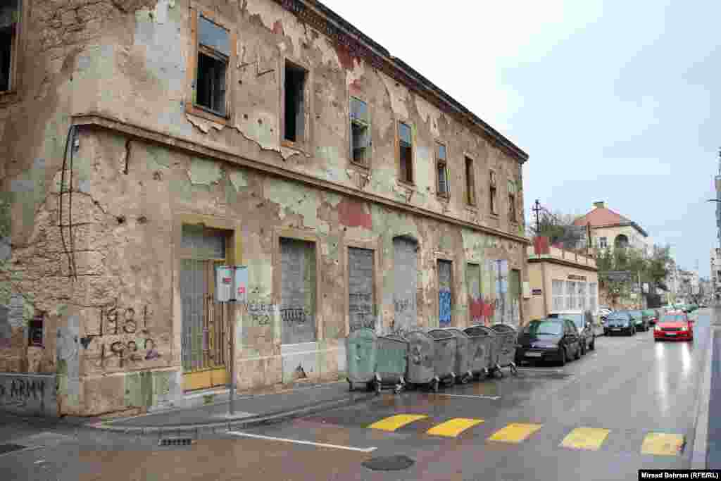 Objekat Radničkog sindikata u Titovoj ulici. Zgrada u kojoj su do 1992. godine bili smješteni tadašnji, socijalistički, radnički sindikati. Zgrada je takođe građena u austrougarskom stilu; u ratu između 1992. i 1995. godine pretrpjela je teška oštećena, a izgorjela je u požaru, 2012. godine. &nbsp;