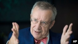 Toomas Hendrik Ilves într-o fotografie făcută la Tallinn pe 14 mai 2024, în timpul unui interviu pentru Associated Press.