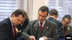 Polish Defense Minister Stanislaw Komorowski (right) at a Defense ministers' meeting in Prague in March 2009