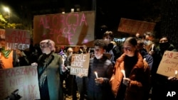 Demonstranti u Poljskoj su izašli na ulice zbog smrti 30-godišnje trudnice, nakon što se saznalo da je žena u septembru umrla u bolnici od septičkog šoka jer su lekari odugovlačili sa abortusom (4. novembar 2021)