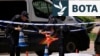 Oficerët e policisë spanjolle punojnë pranë trupit të Andriy Portnov, një avokat ukrainas i cili u qëllua dhe u vra nga persona të armatosur në Madrid më 21 maj.