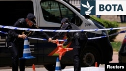 Oficerët e policisë spanjolle punojnë pranë trupit të Andriy Portnov, një avokat ukrainas i cili u qëllua dhe u vra nga persona të armatosur në Madrid më 21 maj.