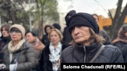 ფოტო არქივიდან: ეკა კუპატაძე, გიგა ავალიანის დედა, პროკურატურასთან მანამდე გამართულ აქციაზე
