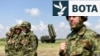 Ushtarë serbë pranë sistemit raketor kinez, FK-3. Fotografi nga arkivi.